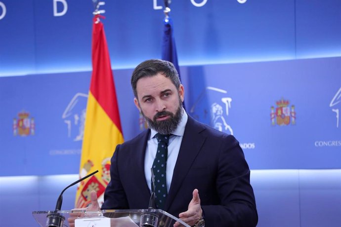 El presidente de VOX, Santiago Abascal en rueda de prensa tras presentar en el Congreso una nueva iniciativa parlamentaria de su Grupo,  de modificación de la Ley de Partidos Políticos 6/2002, para que se debata en Pleno, en Madrid (España), a 20 de ene