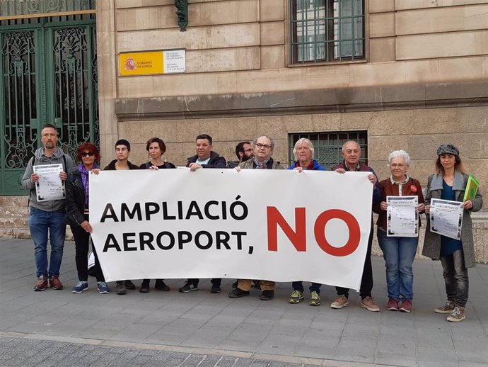La Plataforma contra la Ampliación del Aeropuerto critica la reformulación del proyecto de AENA.