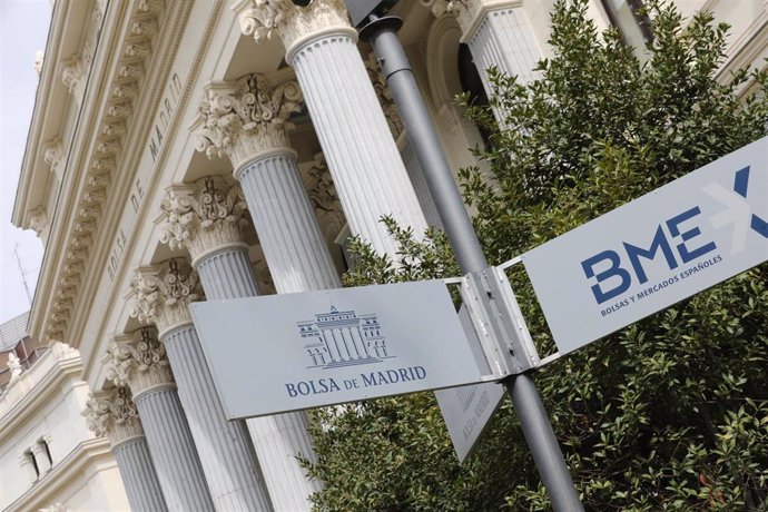 Cartel colocado en las inmediaciones del edificio de La Bolsa de Madrid en Madrid (España), a 27 de marzo de 2020.