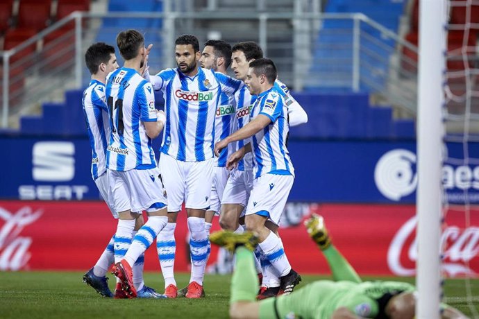 Jugadores de la Real Sociedad celebran un gol