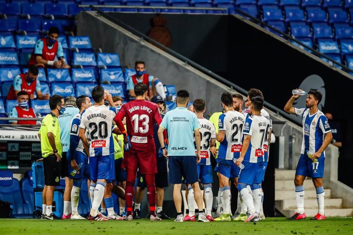 Rufete da indicaciones a los jugadores del Espanyol