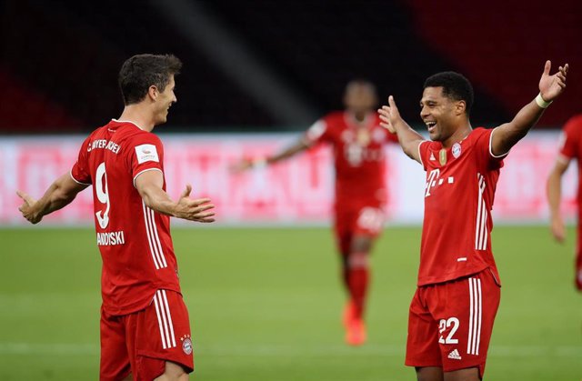 Robert Lewandowski y Serge Gnabry celebran el segundo gol del Bayern en la final de Copa