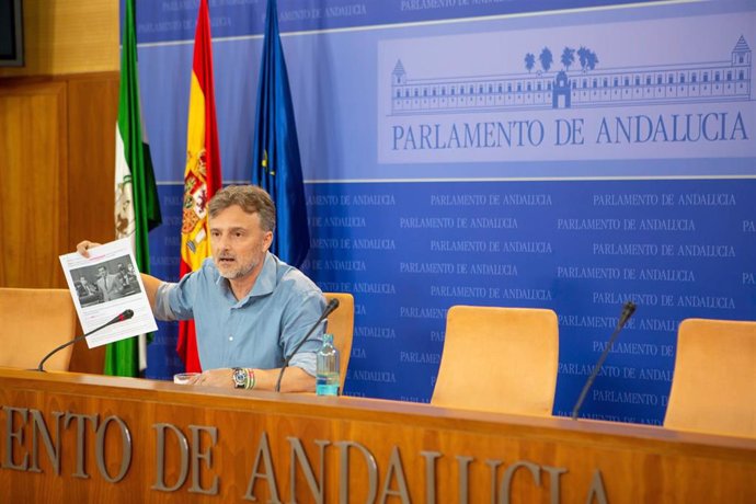 El portavoz del Grupo Socialista, José Fiscal, en rueda de prensa