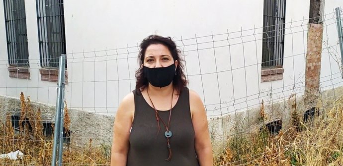 Alicia Moya ante las obras paralizadas del centro de emergencia habitacional.