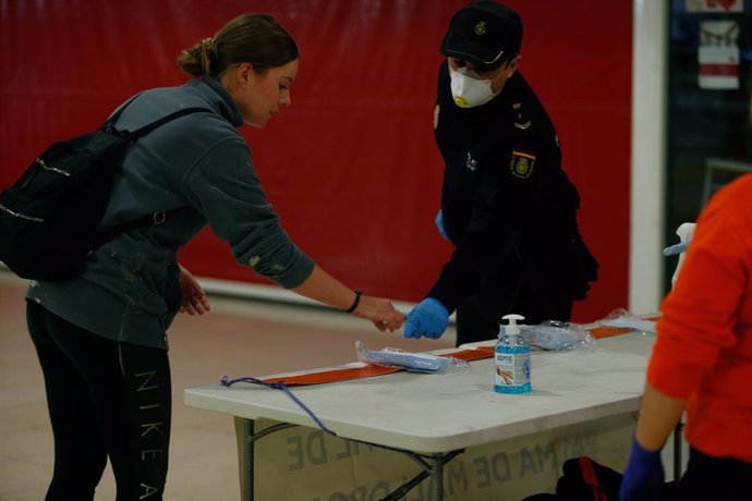 Reparto de mascarillas en marzo por parte de la Polícia Nacional en Palma