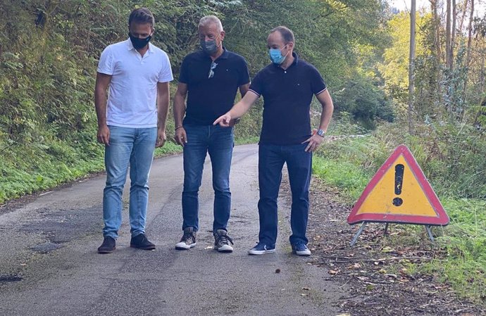 Los diputados del PP Álvaro Queipo y José Manuel Felgueres visitan la AS-330 junto al edil del PP en Villaviciosa, Andrés Buznego.
