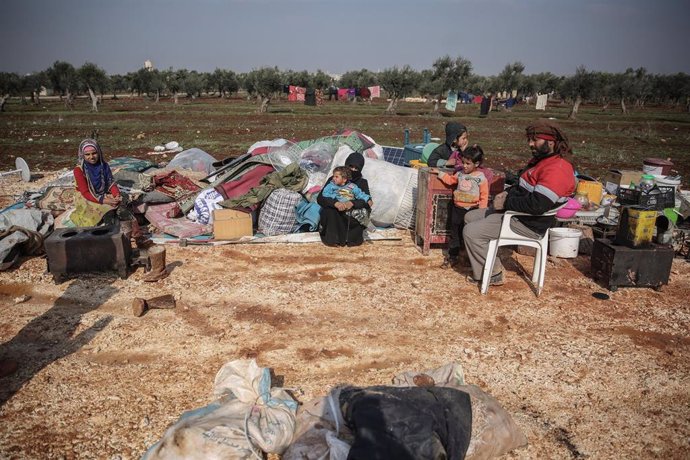 Miembros de una familia de desplazados en Idlib