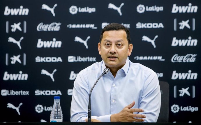 El presidente del Valencia, Anil Murthy, durante una rueda de prensa