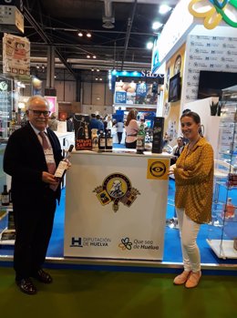 Antonio Sáenz y su hija Cinta Sáenz, séptima generación,  en un feria comercial en el expositor de la Diputación de Huelva.