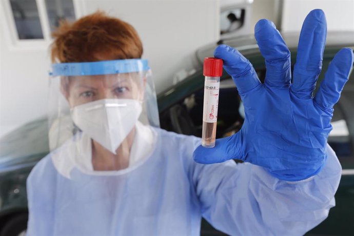 La enfermera Fátima Montero Embil realiza test PCR para la detección del COVID-19 en el "Autocovid" del Hospital Universitario Central de Asturias (HUCA), Oviedo (Asturias).