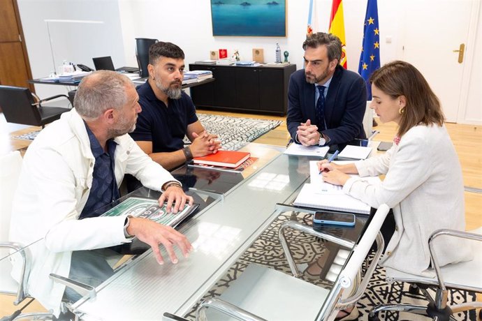 El conselleiro de Presidencia, Xustiza e Deportes, Diego Calvo, se reúne con representantes de la CGT