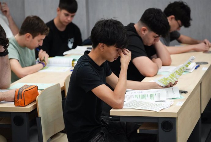 Imágenes de la primera jornada de la Prueba de Acceso a la Universidad en Andalucía en la Facultad de Medicina. 