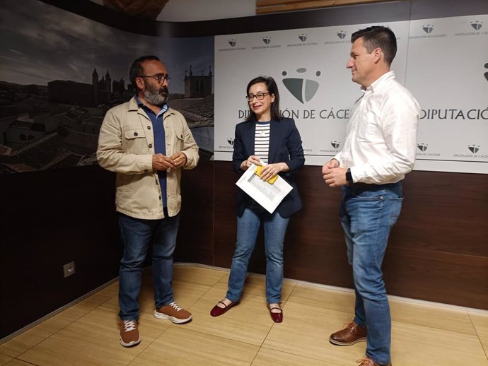El presidente de la Diputación de Cáceres, Miguel Ángel Morales; el diputado de Fomento, Luis Fernando García y una técnico de los servicios económicos