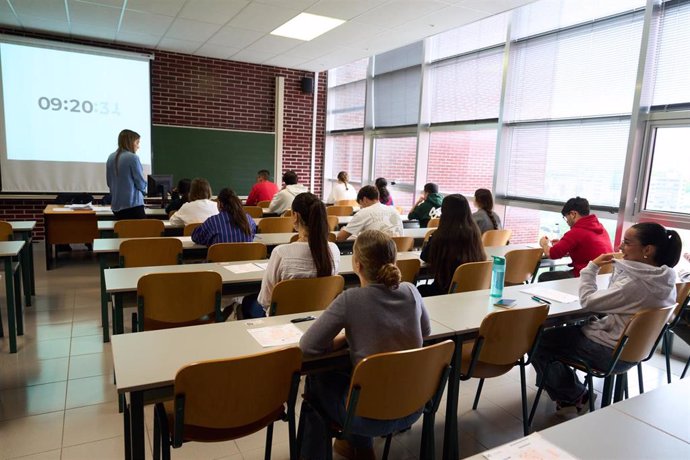 Alumnos de Segundo de Bachillerato durante la primera jornada de la Prueba de Acceso a la Universidad (PAU) en la Universidad de Cantabria