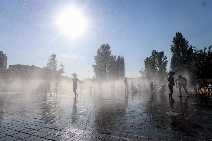 Archivo - Varios niños se refrescan en una fuente durante la tercera ola de calor en Madrid, en el parque Madrid Río, a 3 de agosto de 2024, en Madrid (España). 