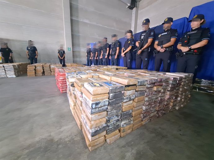Archivo - Paquetes de cocaína intervenidos, a 25 de agosto en Algeciras, (Andalucía, España). Intervienen más de 9.400 kilos de cocaína en el Puerto de Algeciras en un golpe histórico al narcotráfico en España