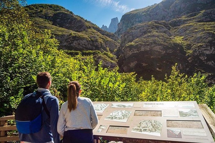 Guias de la Reserva de la Biosfera. Vistas al Picu Urriellu en Picos de Europa.